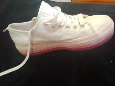 Zapatillas blancas con suela rosa - miniatura 1