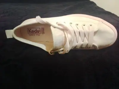 Zapatillas blancas con suela rosa - miniatura 2