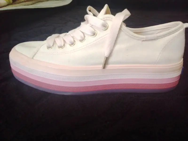 Zapatillas blancas con suela rosa - 3
