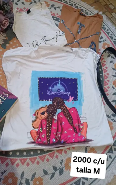 Polera Disney con diseño colorido - miniatura 1