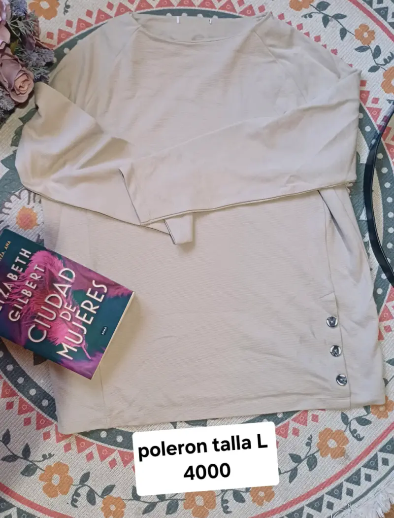 Polera Disney con diseño colorido - 5