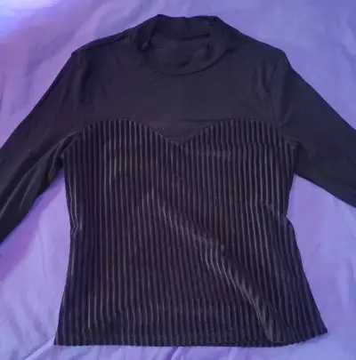 Polera negra con textura - miniatura 1