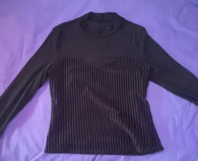 Polera negra con textura - miniatura 2