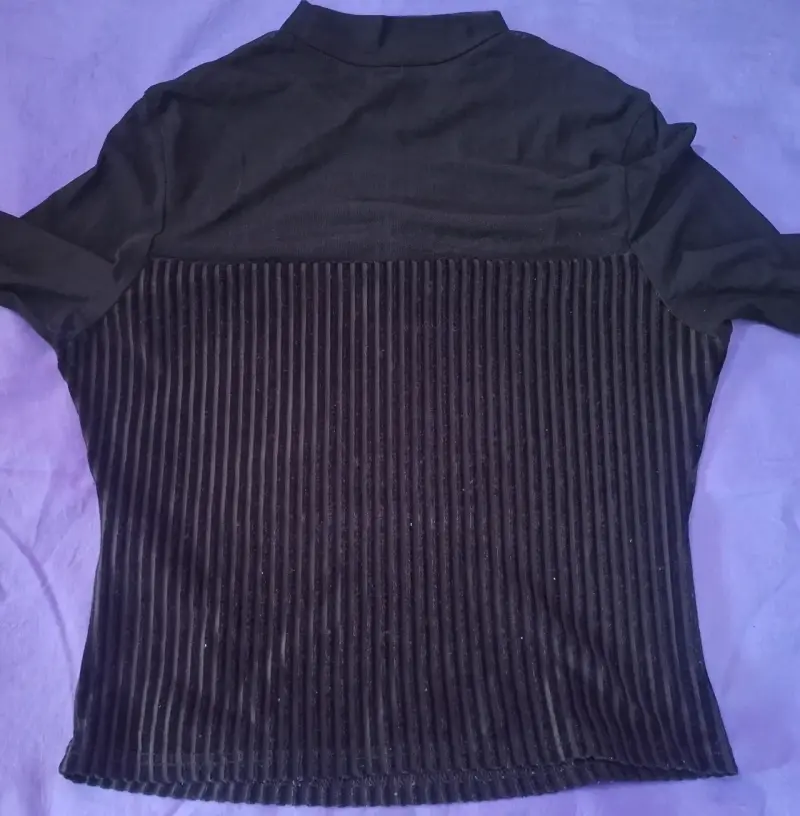 Polera negra con textura - 3