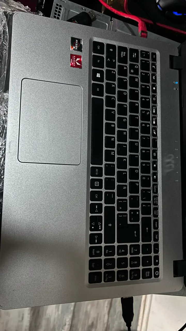 Notebook Acer seminuevo - 1
