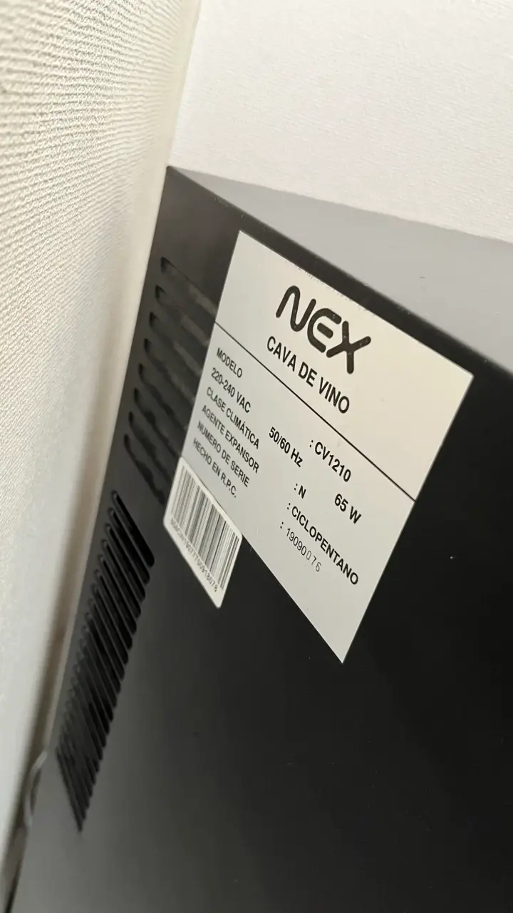 Cava  de vinos negra con puerta de vidrio - 3