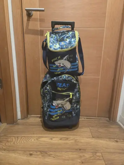 Mochila infantil con diseño de tiburón - miniatura 1