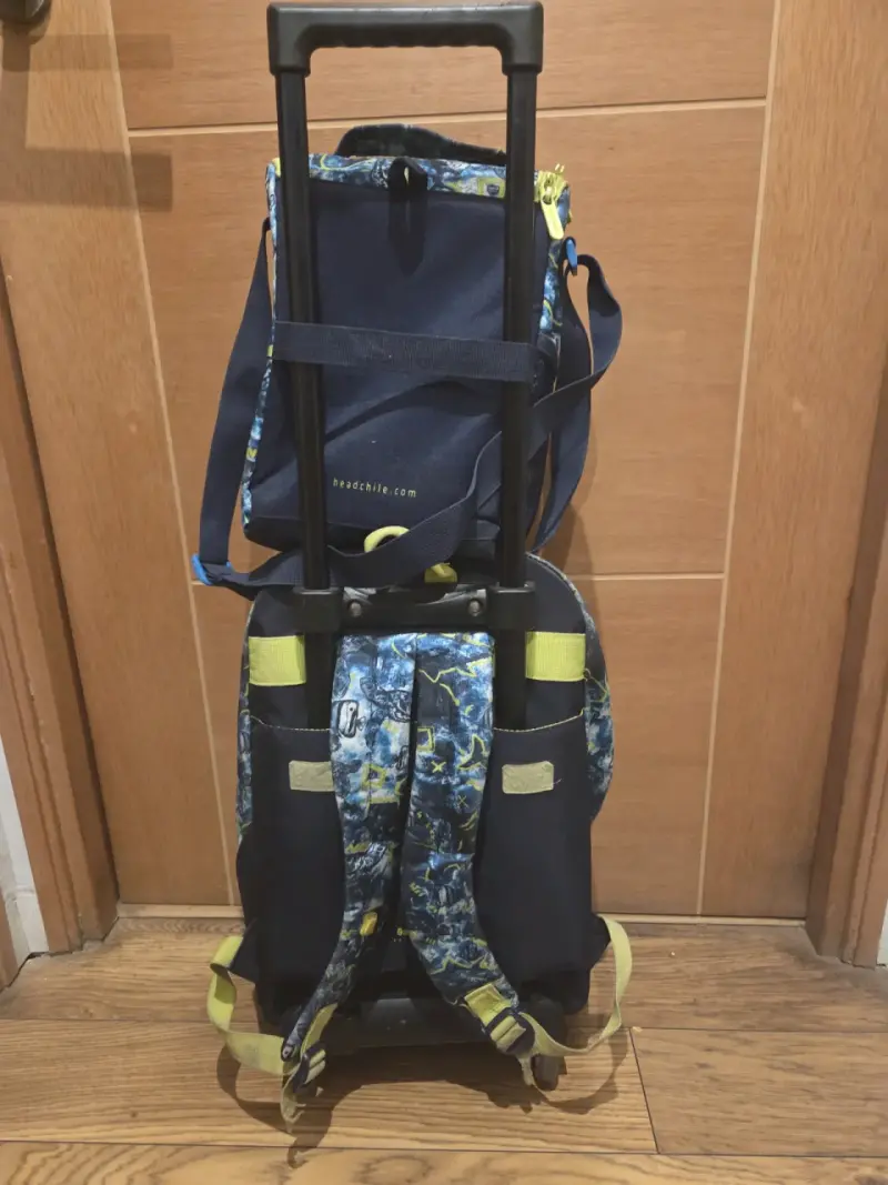 Mochila infantil con diseño de tiburón - 2