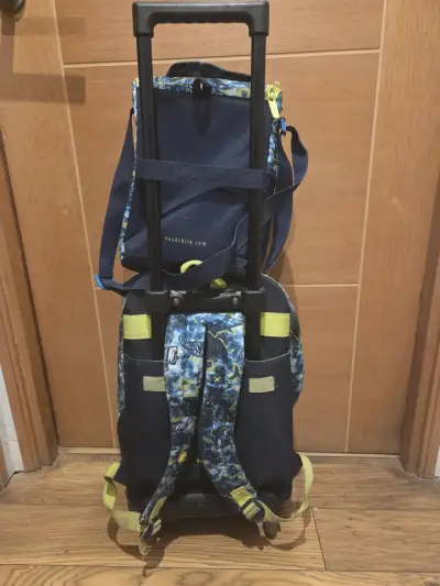 Mochila infantil con diseño de tiburón - miniatura 2