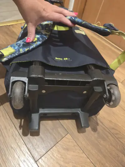 Mochila infantil con diseño de tiburón - miniatura 3
