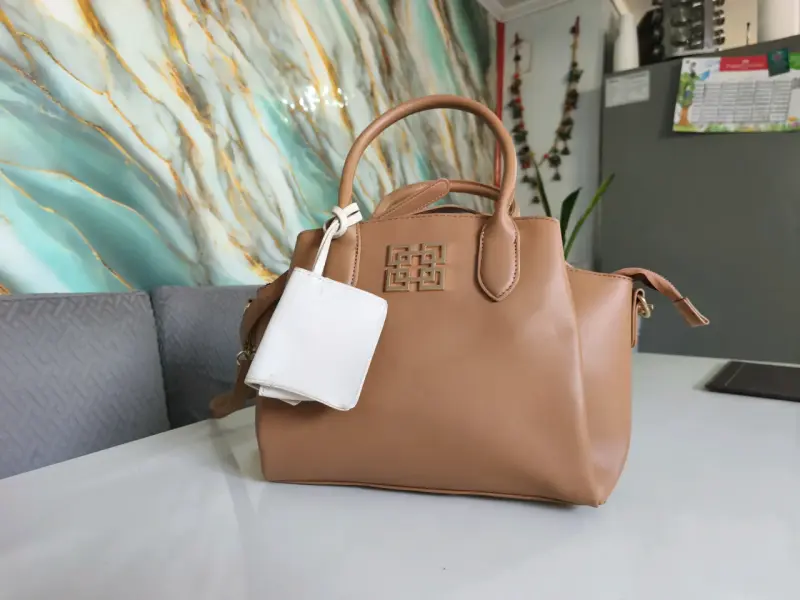 Cartera café de cuero cyzone - 2