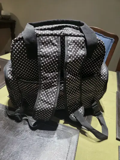 Mochila maternidad pañalera negra con lunares - miniatura 2