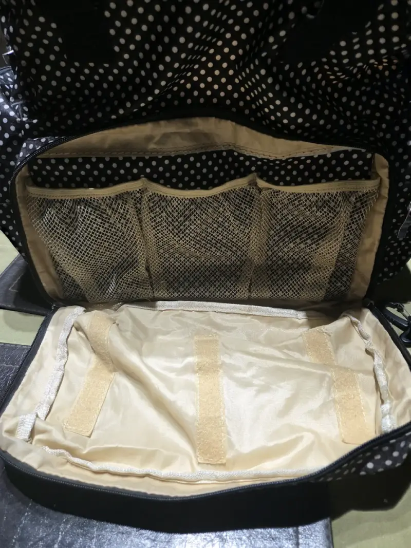 Mochila maternidad pañalera negra con lunares - 3