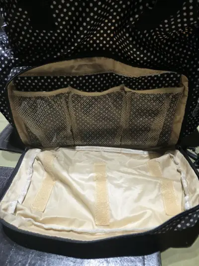 Mochila maternidad pañalera negra con lunares - miniatura 3