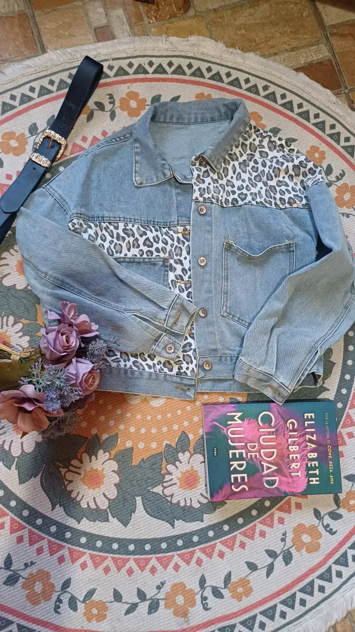 Chaqueta mezclilla con estampado animal