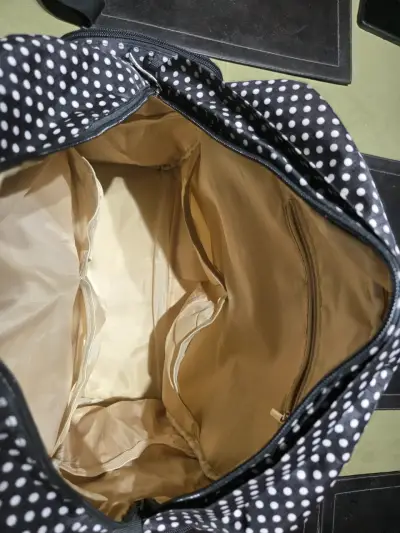 Mochila maternidad pañalera negra con lunares - miniatura 4