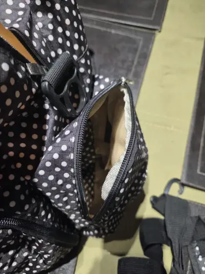 Mochila maternidad pañalera negra con lunares - miniatura 6