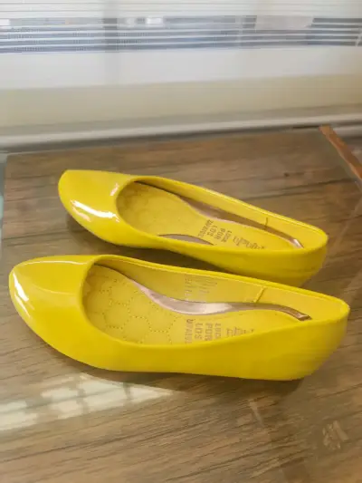 Zapatos  amarillos brillantes - miniatura 1