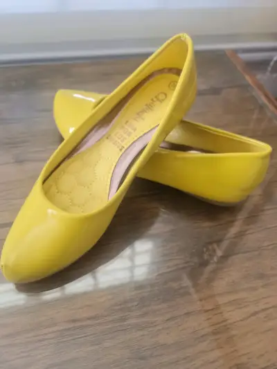 Zapatos  amarillos brillantes - miniatura 2