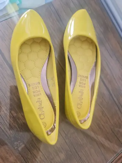 Zapatos  amarillos brillantes - miniatura 3