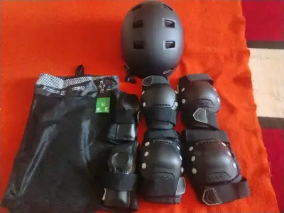Set de protecciones para patinaje incluye casco - miniatura 2