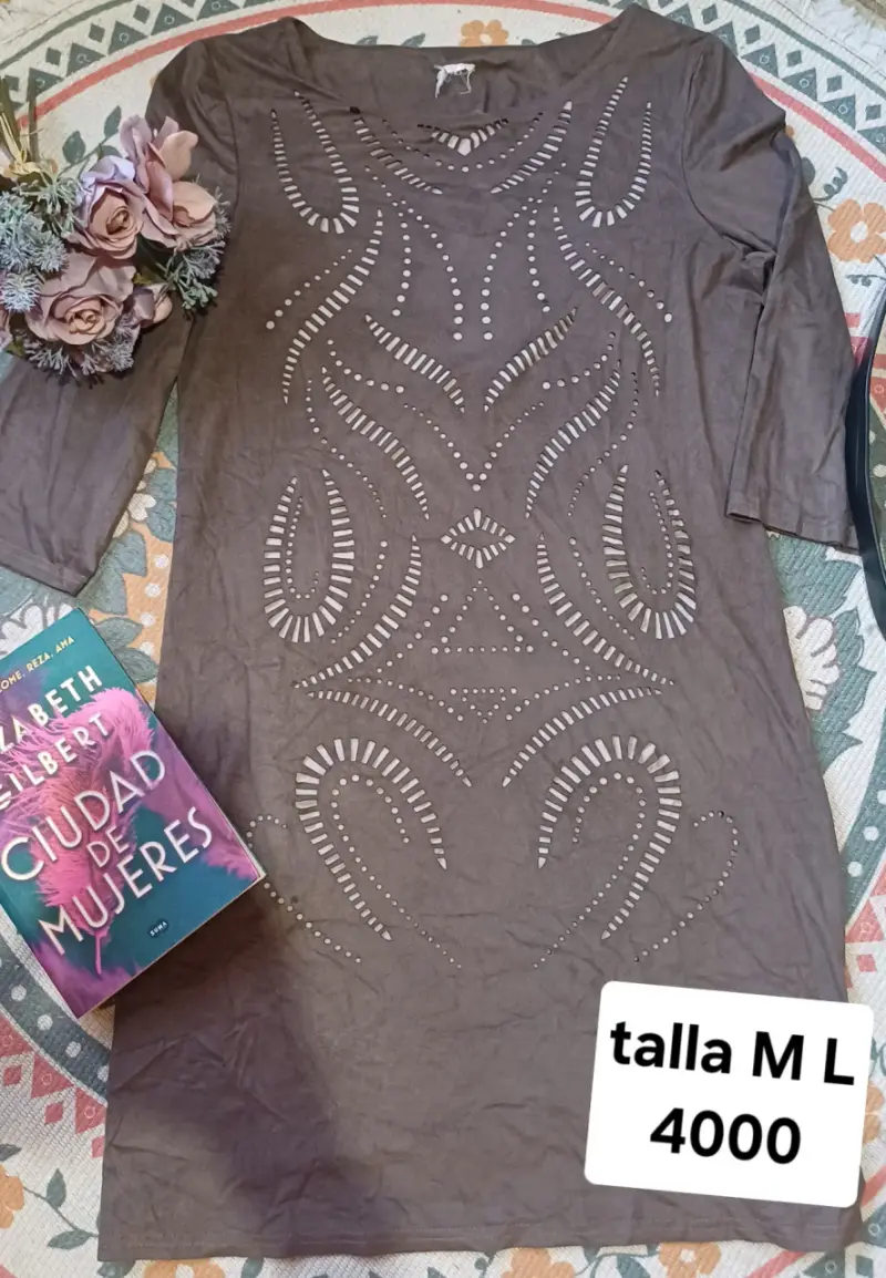 Vestido marrón con diseño calado