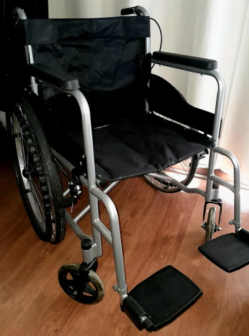 Silla de ruedas plegable negra - 1