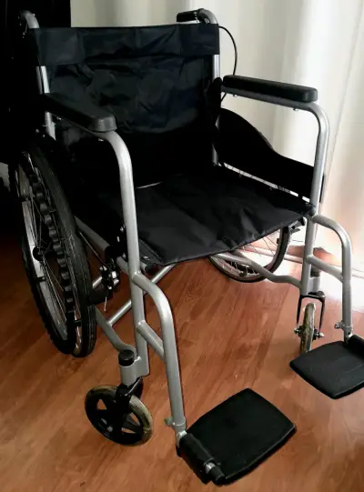 Silla de ruedas plegable negra - miniatura 1