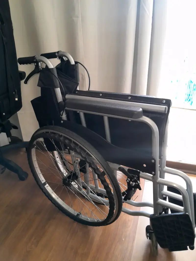 Silla de ruedas plegable negra - 2