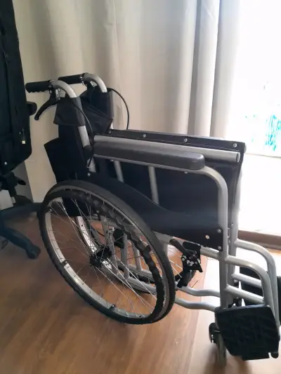 Silla de ruedas plegable negra - miniatura 2