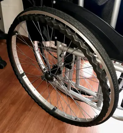 Silla de ruedas plegable negra - miniatura 3