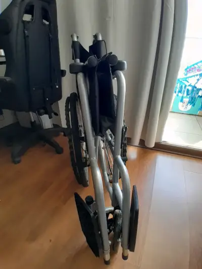 Silla de ruedas plegable negra - miniatura 4