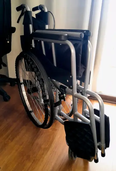 Silla de ruedas plegable negra - miniatura 5