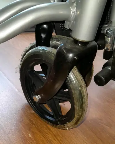 Silla de ruedas plegable negra - miniatura 6