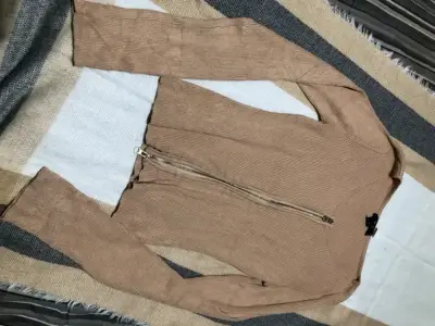Chalequito  beige con cierre - miniatura 1