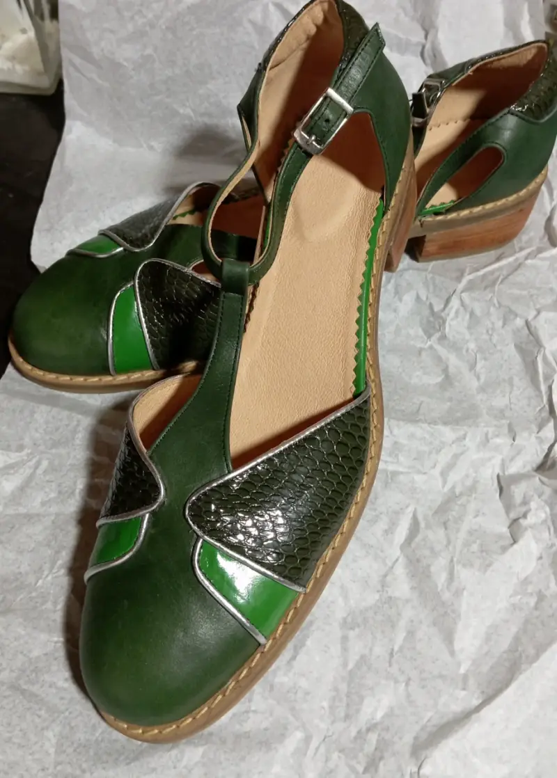 Zapatos verdes con taco y diseño único