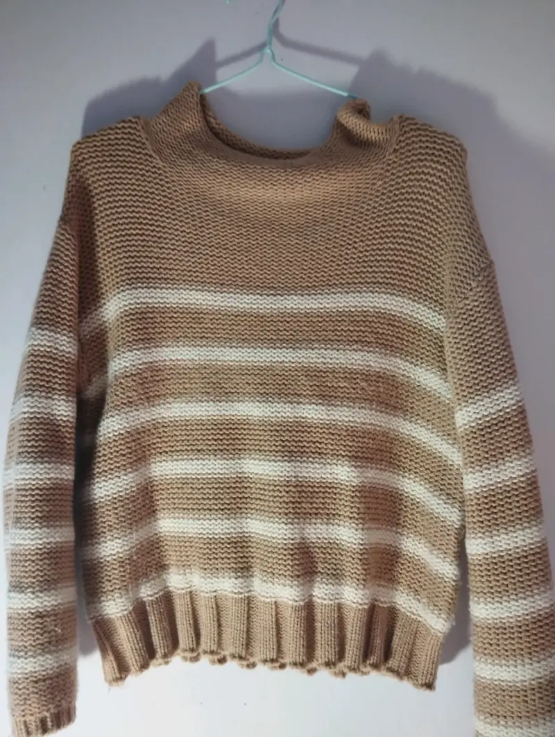 Suéter de rayas beige