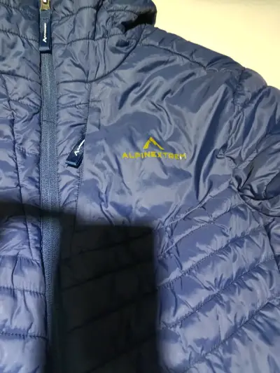 Chaqueta azul con capucha - miniatura 2
