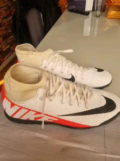 Zapatillas deportivas blancas y rojas - miniatura 1