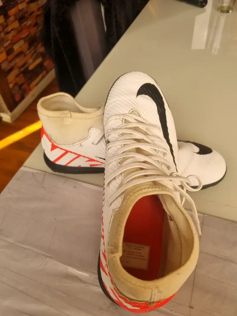 Zapatillas deportivas blancas y rojas - 2
