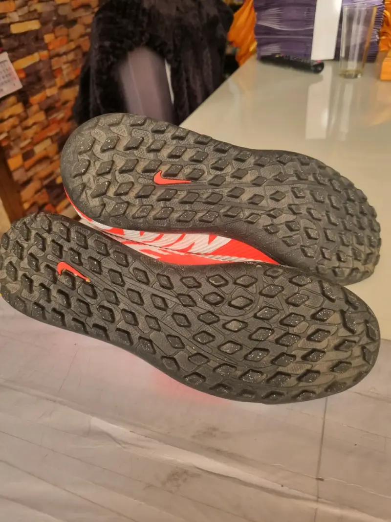 Zapatillas deportivas blancas y rojas - 3