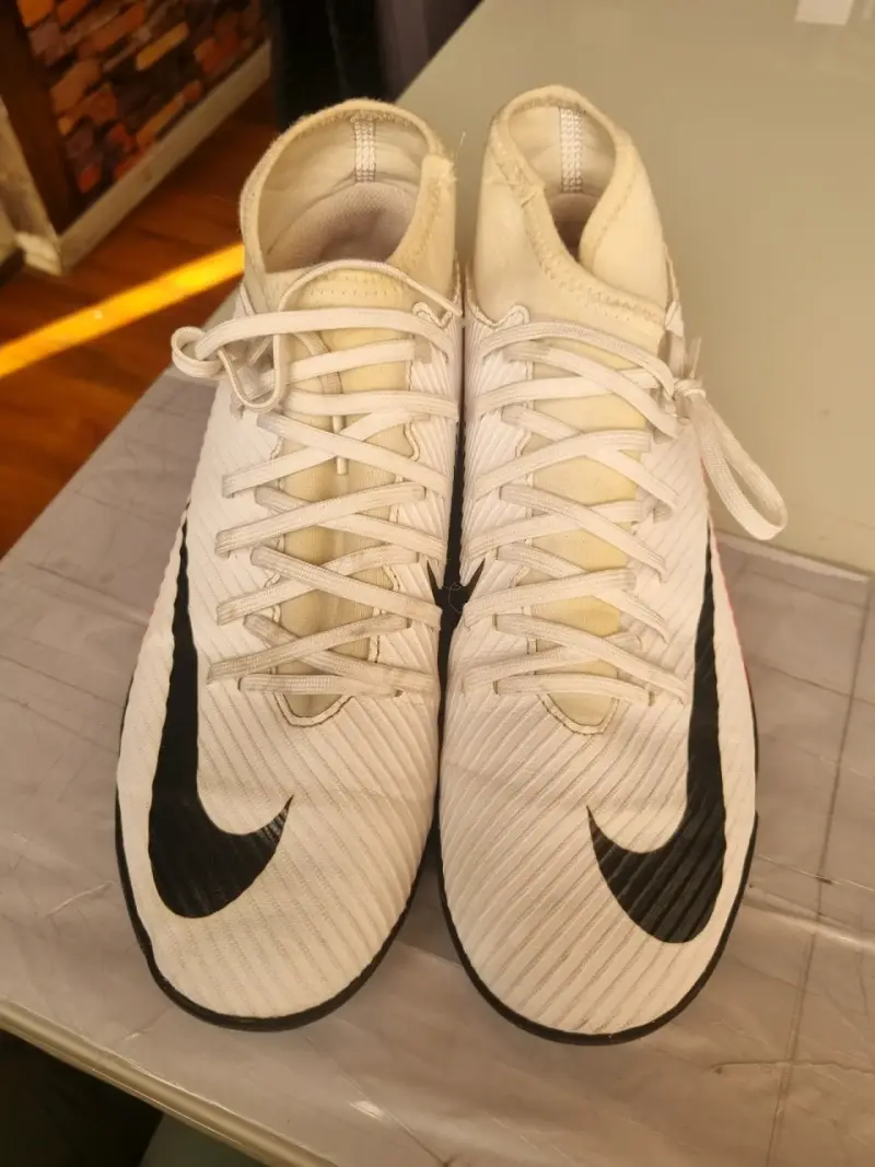 Zapatillas deportivas blancas y rojas - 4
