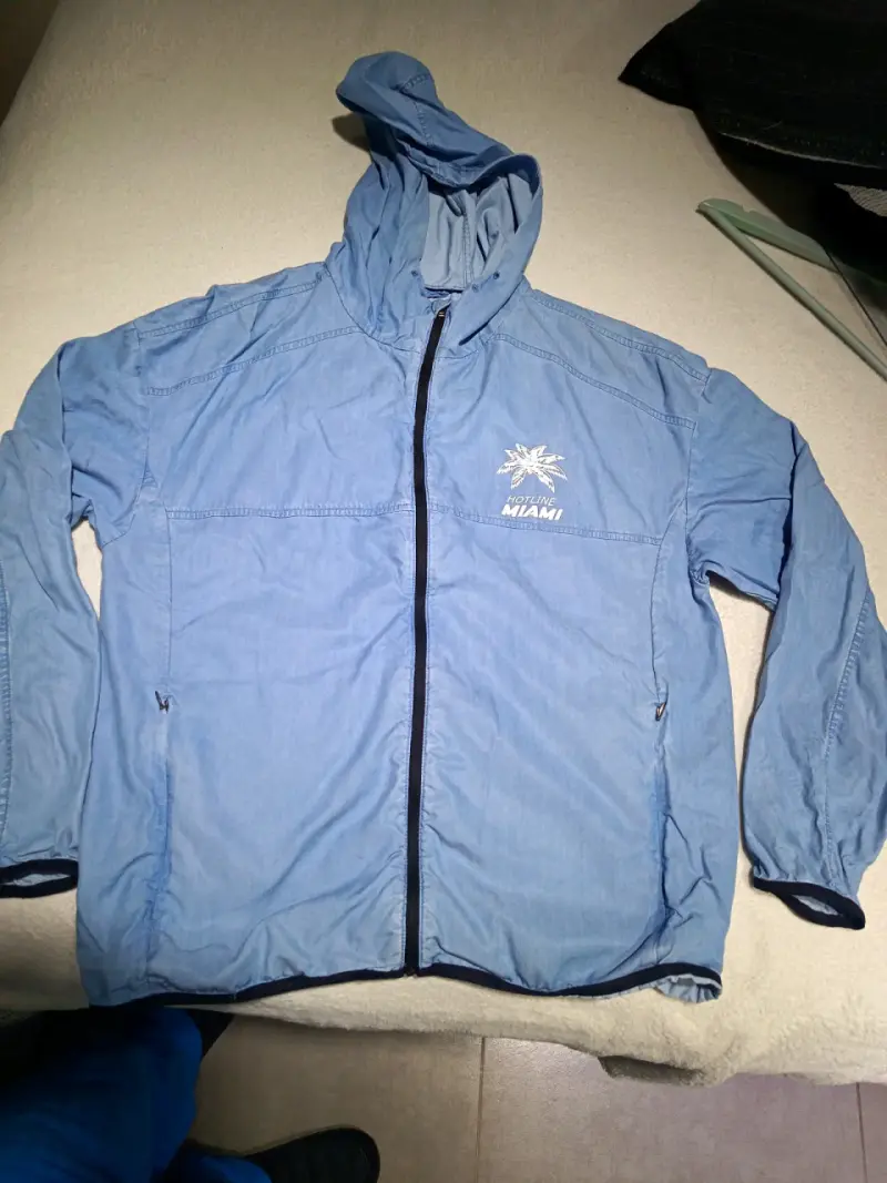 Chaqueta cortaviento azul con capucha - 1