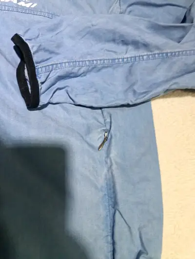 Chaqueta cortaviento azul con capucha - miniatura 2