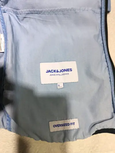 Chaqueta cortaviento azul con capucha - miniatura 3