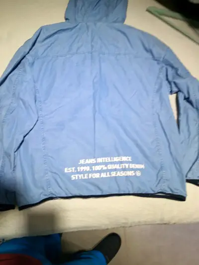 Chaqueta cortaviento azul con capucha - miniatura 4