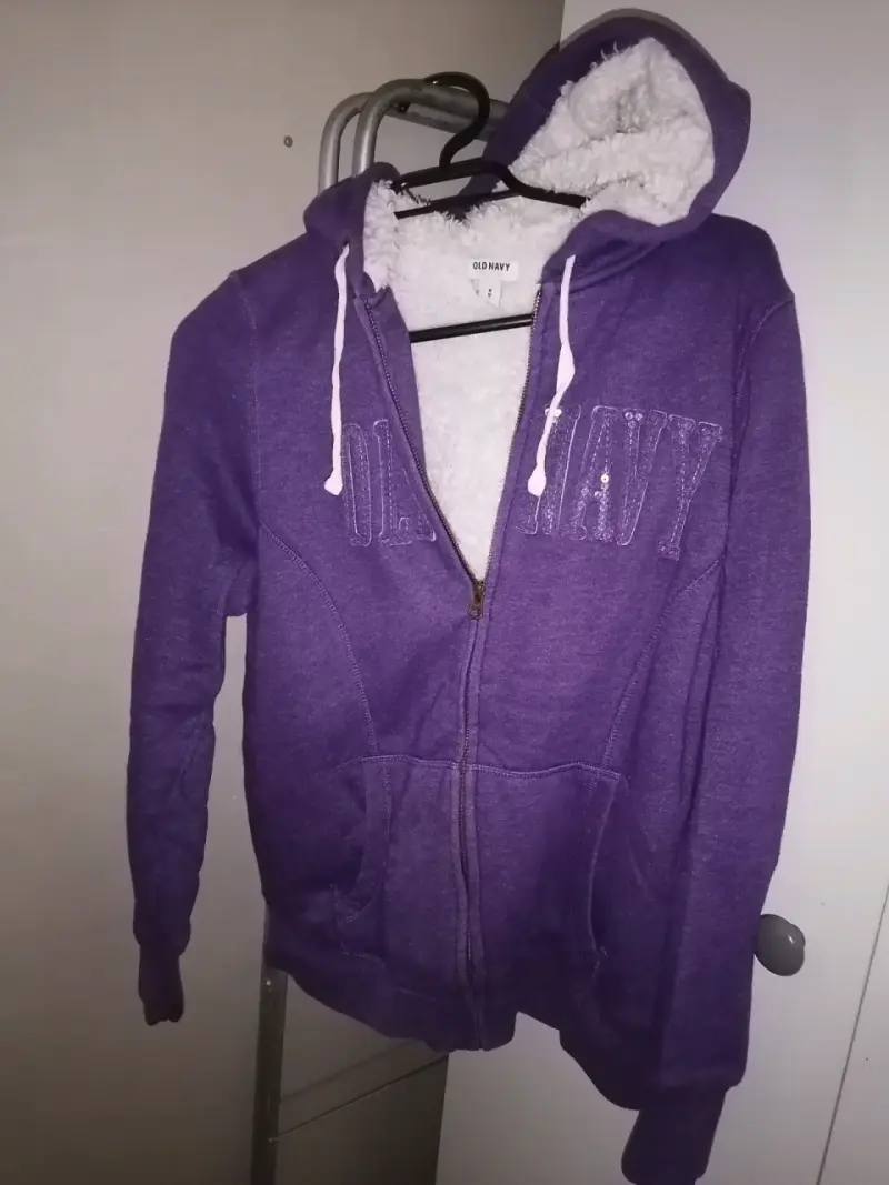 Polerón morado con chiporro y capucha
