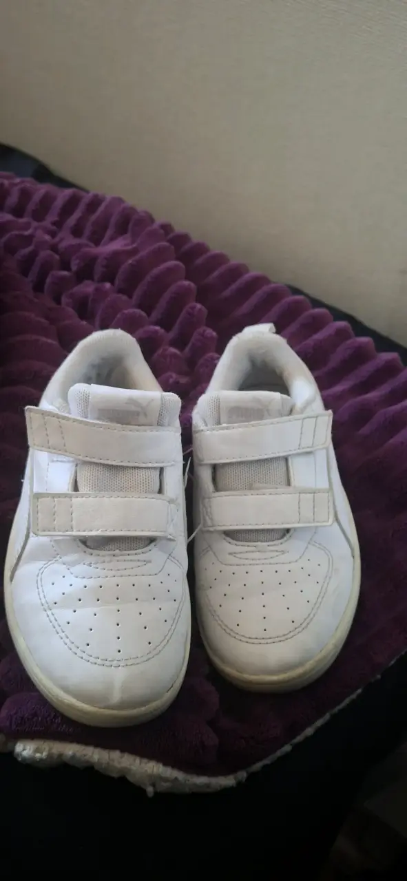 Zapatillas blancas con velcro