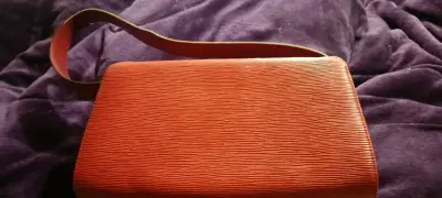 Cartera de cuero roja elegante LV - miniatura 3