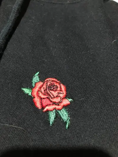 Polerón negro con capucha y detalle rosa - miniatura 2